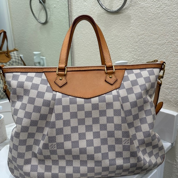 🔥Authentic Louis Vuitton Siracusa in Gm size🔥 - Picture 8 of 15